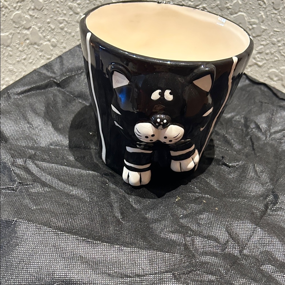CAT LOVERS!  Black Cat Ceramic Planter - New